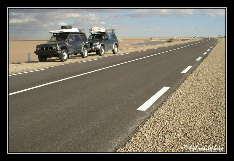 171 Arret sur la longue route rectiligne qui traverse le lac du Chott El Jerid